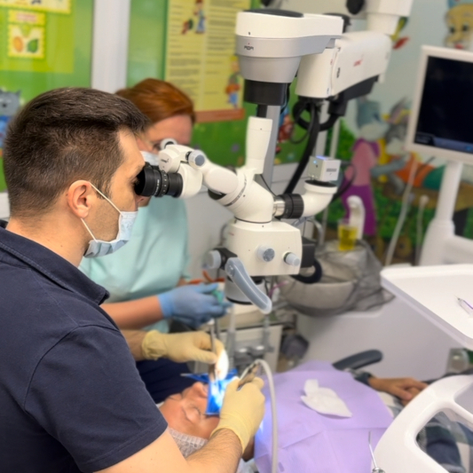 Лечение зубов под микроскопом